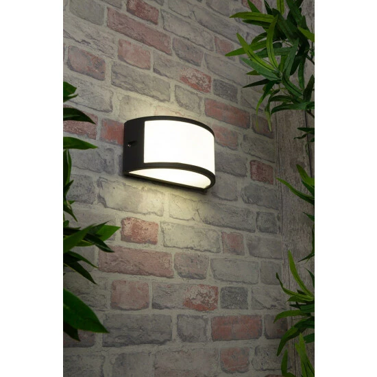 BHS Lighting Chase Wall Light For Unisex 4 BHS Lighting Chase Wall Light For Unisex - Image 4