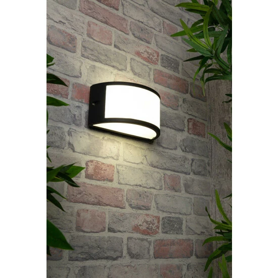 BHS Lighting Chase Wall Light For Unisex 4 BHS Lighting Chase Wall Light For Unisex - Image 4